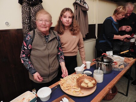 Francka Bašelj je pripravila  svaljke, češpljove knedlje,  vse je bilo še toplo za pokušanje, njena snaha pa zelo okusno lazanjo